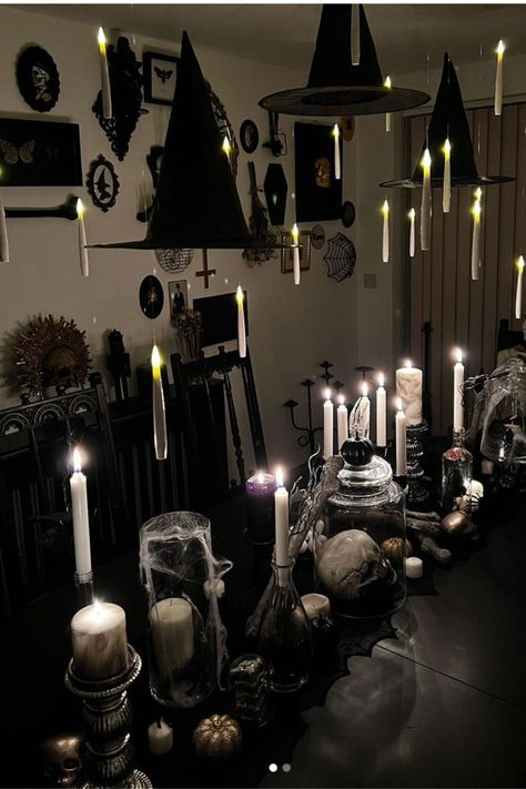 My Chemical Romance Party Ideas, Spooky Dinner, Witches Halloween Party, Victorian Halloween, Classy Halloween, Halloween Party Dinner, Festa Harry Potter, Beetlejuice Beetlejuice, Halloween Tattoo