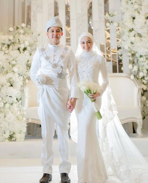 Malay Wedding Dress, Muslim Wedding Photos, Muslim Wedding Gown, Baju Kahwin, Nikah Outfit, Minimal Wedding Dress, Muslimah Wedding Dress, Nikah Dress, Muslimah Wedding