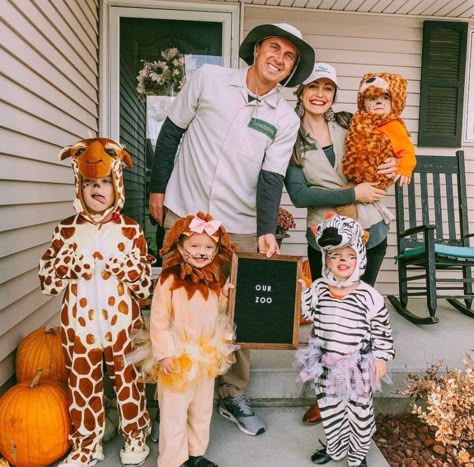 42 Awesome Family Halloween Costumes That You'll Want to Try - Just Simply Mom Costume Halloween Famille, Family Costumes For 3, Matching Family Halloween Costumes, Family Halloween Ideas, Family Themed Halloween Costumes, Halloween Family Costumes, Family Halloween Costume Ideas, Sibling Costume, Family Costume Ideas