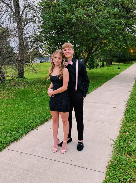 Love, relationship photography, homecoming Picture Ideas For Homecoming, Black Dress Hoco Couple, Homecoming Pictures With Boyfriend, Homecoming With Boyfriend, Hoco Posses With Date, Homecoming Dates Matching, Funny Hoco Poses With Date, Homecoming Pics Boyfriends, Homecoming Colors For Couples