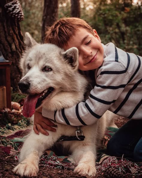 Family Pictures With Dogs And Kids, Kids With Dogs, Family With Dog, Child And Dog, Dog Family Pictures, Puppy Photoshoot, Kids With Animals, Dog Emotions, Best Dog Photos