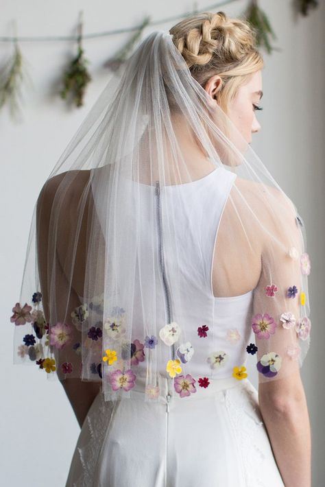 wedding trends 2020 white wedding veil with bright spring flowers am_faulkner Floral Veils, Veil And Headpiece, Glamorous Wedding Hair, Floral Wedding Veils, Hair Drawing Reference, Veil Ideas, Floral Veil, Flower Veil, Festival Bride