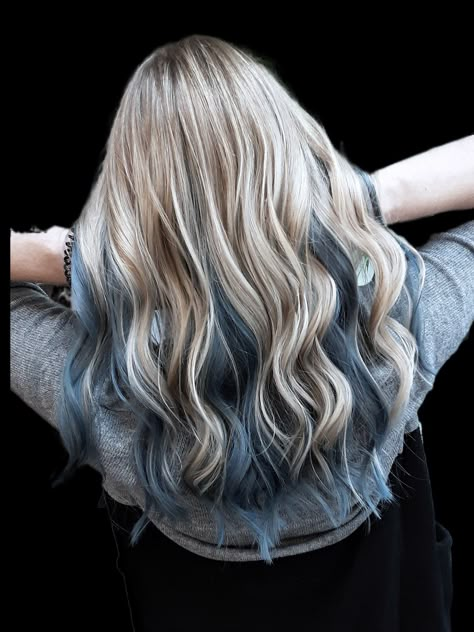 #coolblond #balayage #moneypiecehighlights #haircolorists #balayagesalon #friseursiedesbeck #amerang #münchen #traunstein 

Mehr von uns auf Instagram @friseur_siedesbeck Subtle Blue Highlights In Blonde Hair, Blonde And Vivid Hair Color Ideas, Blonde With Blue Tips, Blue Balayage Blonde, Blue Streaks In Blonde Hair, Blue Hair Color Highlights, Moneypiece Highlights, Blue And Blonde Hair, Blonde Hair With Blue