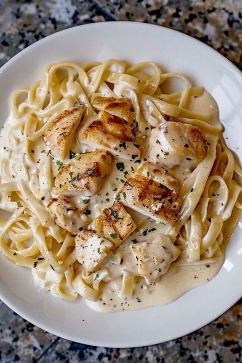 Chicken Alfredo Pasta Aesthetic, Chicken Alrefredo, Fettucine Alfredo With Chicken, Good Meals Dinners, Chicken Alfredo Aesthetic, Meal Ideas Aesthetic, Chiken Alfredo, Alfredo Sauce Pasta Recipes, Cheap Delicious Dinners