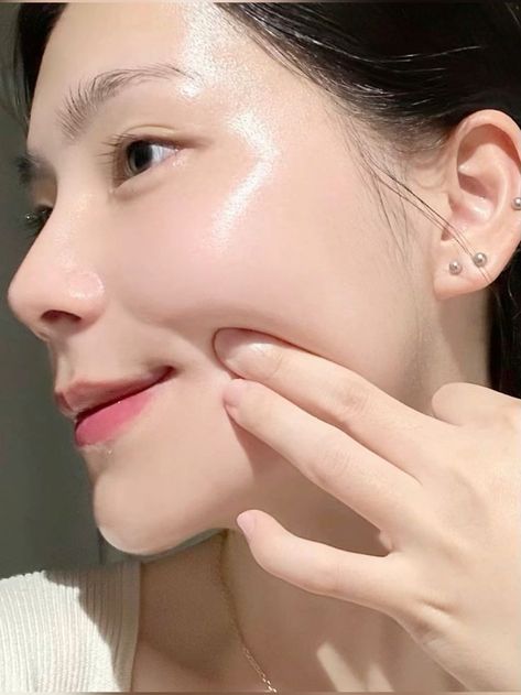 Clear Porcelain Skin, Asian Clear Skin, Shiny Skin Glow, Asian Glass Skin, Korean Glass Skin Aesthetic, Clear Glass Skin Aesthetic, Korean Clear Skin, White Skin Aesthetic, Clear Body Skin