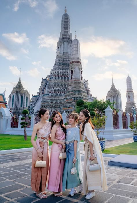 Bangkok Aesthetic Outfit, Bangkok Temple Outfit, Bangkok Thailand Aesthetic Outfit, Thailand Girls Trip, Thai Outfits Traditional, Wat Arun Bangkok Outfit, Outfit For Thailand Trip, Thailand Fashion Outfits, Thailand Lookbook