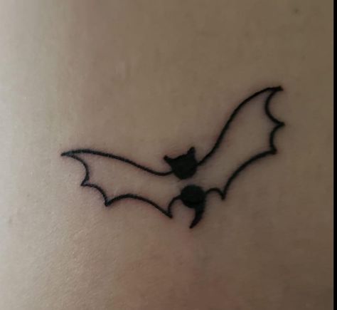 Tatoos Small Women, Sketch Tattoo Design Simple, Bat Drawing Ideas, Small Deftones Tattoo, Soul Eater Tattoo Design, Alt Small Tattoos, Bat Semicolon Tattoo, Coffin Tattoo Stencil, Thigh Drawings Tattoo