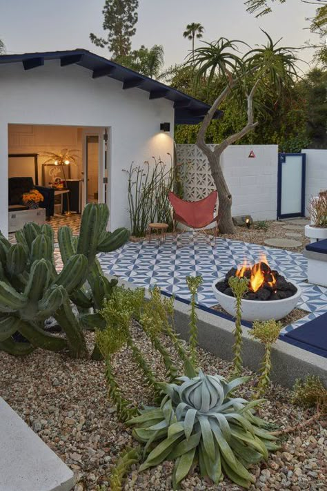 Low water Los Angeles garden with a Mid Century Modern vibe. #MCMtilepattern #Lowwatergarden #waterwise #MCMtilepattern #MCMplungepool #breezeblock #MCMspaandpool #midcenturymodern #euphorbia #palmspringsstyle #giantbirdofparadise #CalifornianModern #BackyardBliss #VintageVibesLA #LAOutdoorLiving #RetroRetreatLA Palm Springs Patio Decor, Mid Century Backyard Ideas, California Coastal Backyard, Miami Backyard Ideas, Spanish Modern Backyard, California Coastal Landscape Design, Front Porch Inspo Modern, Desert Courtyard Ideas, Eichler Backyard