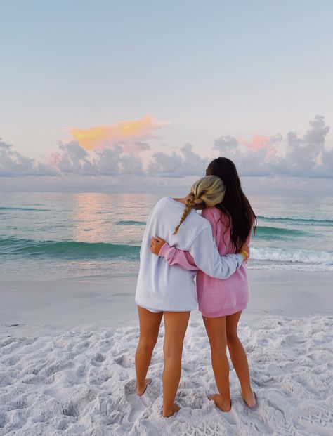 Cute Friend Poses, Beach Vacation Pictures, Cute Beach Pictures, Beach Instagram Pictures, Friendship Photoshoot, Round Of Applause, Preppy Beach, Summer Poses, Summer Picture Poses