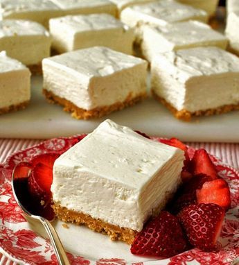 Strawberry Yogurt Tart, Yogurt Fridge Tart Recipe, Yoghurt Tart Recipe, Greek Yogurt Tart, Cold Pudding Recipes, Yogurt Tart Recipe, Yogurt Pudding Recipes, Easy Fridge Tarts Recipes, No Bake Tart Recipes