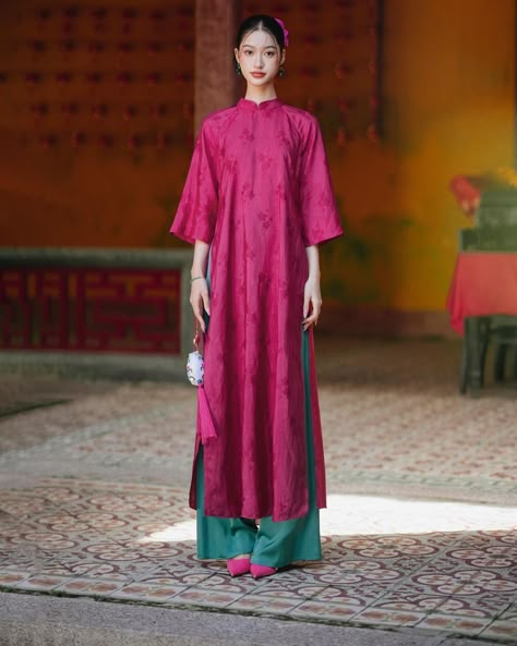 Chinese Photoshoot, Vietnamese Tea Ceremony, Vietnamese Traditional Clothing, Brand Advertisement, Ao Dai Vietnamese, Ancient Vietnam, Vietnam Dress, Family Clothes, Wedding Posing