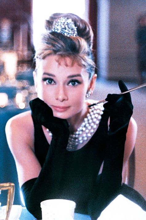 60's Hair, Aubrey Hepburn, Audrey Hepburn Photos, 60s Hair, Audrey Hepburn Style, Hepburn Style, Size Matters, Actrices Hollywood, Retro Mode