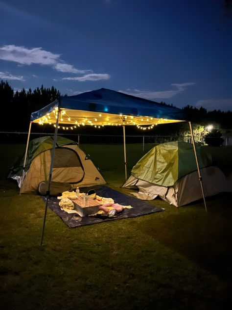 Camping Set Up Ideas Tent, Camping In Garden, Camping In The Backyard Ideas, Camp In Backyard, Camping With Young Kids, Camping With Friends Aesthetic Tent, Cute Camping Setup, New Years Camping Ideas, Camping Set Up Aesthetic