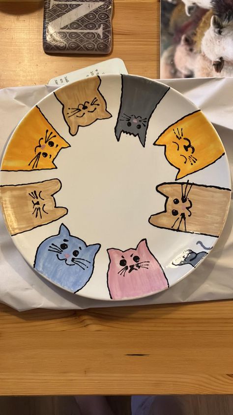 Cute Kitchen Decor Themes, Drawing On Clay Plate, Painted Plate Ideas Ceramics, Paint A Plate Ideas Easy, Cute Painted Plate Ideas, Cat Plates Pottery, Cat Pottery Painting Ideas, Ceramic Painting Animals, Cat Pottery Mug