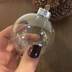 Diy Christmas Ornaments Clear Plastic Balls, Decorating Plastic Ornament Balls, Diy Clear Ball Ornaments, Diy Christmas Globe Ornaments, Midge Podge Ornaments, Decorate Christmas Balls, Diy Ball Ornaments Christmas, Family Ornaments Diy, Diy Ball Ornaments