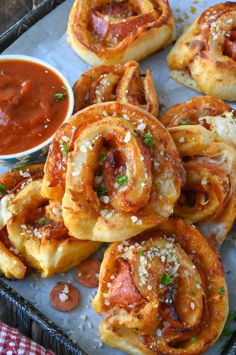 Pizza Pinwheel Appetizers, Peporoni Rolls Appetizers, Pizza Pin Wheel Recipes, Appetizer Recipes Pepperoni, Pepperoni Pizza Pinwheels, Pepperoni Recipes Appetizers, Pizza Hors D’oeuvres, Pepperoni Crescent Roll Ups, Pepperoni Pizza Roll Ups