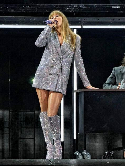 Taylor Swift Costume, The Eras Tour Outfit, Taylor Swift Dress, Silver Blazer, Taylor Swift Fotos, Eras Tour Fits, Eras Outfit, Eras Outfits, Eras Tour Outfit Ideas