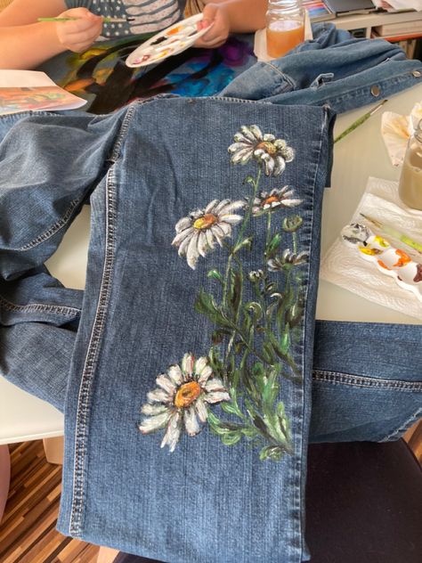 Acrylic Paint Clothes, Painting Jeans Aesthetic, Painted Jeans Flowers, Painting On Fabric Ideas, Painting On Jeans, Drawing On Clothes, Jeans With Flowers, Painting On Denim, Denim Jacket Diy Paint