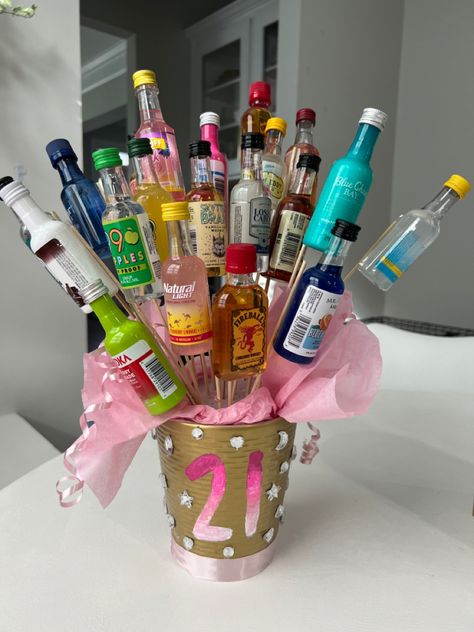 Liquor Birthday Party Ideas, 19th Birthday Present Ideas Best Friends, Friends 21st Birthday Gifts, Hawaii 21st Birthday, Small 21st Birthday Gifts, Bouquet Of Shots, Good 21st Birthday Gifts, 21st Birthday Presents For Best Friend, 21st Birthday Mini Bottle Bouquet