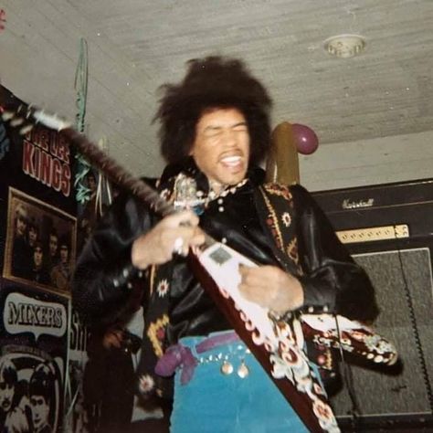 Jimi Hendrix Guitar, Jimi Hendrix Poster, Rockstar Aesthetic, Jimi Hendrix Experience, Slim Jims, September 8, Mötley Crüe, Guitar Player, Hendrix