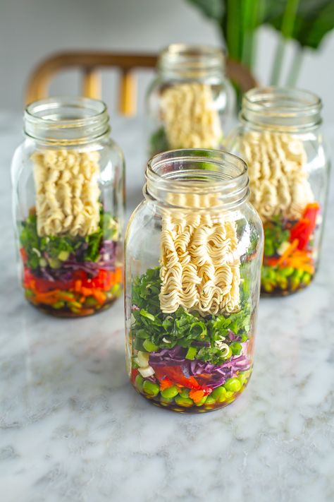 Mason Jar Meals, Prepped Lunches, Vegetarian Lunch, Meals In A Jar, Think Food, Instant Noodles, Lunch Meal Prep, Best Diy, Delicious Vegetarian