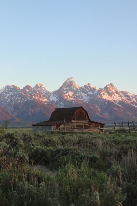 Mountain Country Aesthetic, Wyoming National Parks, Country America, West America Aesthetic, Travel Spots In The Us, Usa Beautiful Places, Western Mountains, Western Nature, Wyoming Living