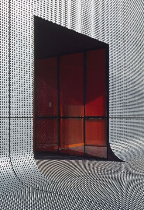 Metal Facade, Concrete Architecture, Modern Architecture Building, Salou, Architecture Exterior, Facade Architecture, Facade Design, Brutalism, Metal Mesh