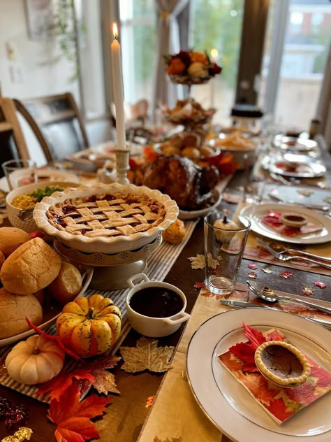 Thanksgiving dinner Thanksgiving Family Aesthetic, Large Family Thanksgiving Ideas, American Thanksgiving Aesthetic, Thankgiving Setup Food Table, Thanksgiving Mood Board, Thanksgiving Table Aesthetic, Fall Dinner Aesthetic, Thanksgiving Aesthetic Family, Cozy Thanksgiving Aesthetic