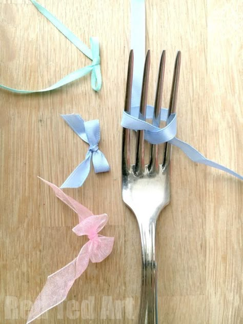 How to make a ribbon Bow with a Fork - a quick and easy craft basic tutorial - and oh so satisfying #diybows #bows #howtomakeabow #perfectbow Make A Ribbon Bow, Fork Bow, How To Make A Ribbon Bow, Bow Tying, Bow Making Tutorials, Homemade Bows, Christmas Wreaths Diy Easy, Quick And Easy Crafts, How To Tie Ribbon