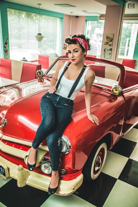 Linda Stile Pin Up, Mode Rockabilly, Pinup Photoshoot, Rockabilly Looks, Cars Photography, Pin Up Vintage, Rockabilly Girl, Pin Up Photos, Rockabilly Outfits