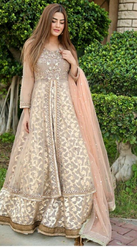 Barat Dress Design, Mastani Dress Outfit, Barat Party Wear Dresses, Engagement Dress Ideas Pakistani, Engagement Frocks, Shadi Dress, Pakistani Gowns Party Wear, Mastani Dress, Pakistani Party Wear Dresses