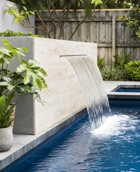 Swimming Pool Fountains, Swimming Pool Waterfall, Backyard Pool Ideas, Pool Paving, Water Feature Wall, Pool House Designs, Travertine Pool, Pools Backyard Inground, Pool Water Features