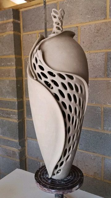 Sculpture Base Ideas, Wave Clay Sculpture, Functional Pottery Ideas, Abstract Ceramic Sculpture, Wave Ceramic Sculpture, Negative Space Sculpture Ceramics, Hollow Natural Ceramic Forms, Sculptural Ceramic Vessels, Ceramic Vases Design