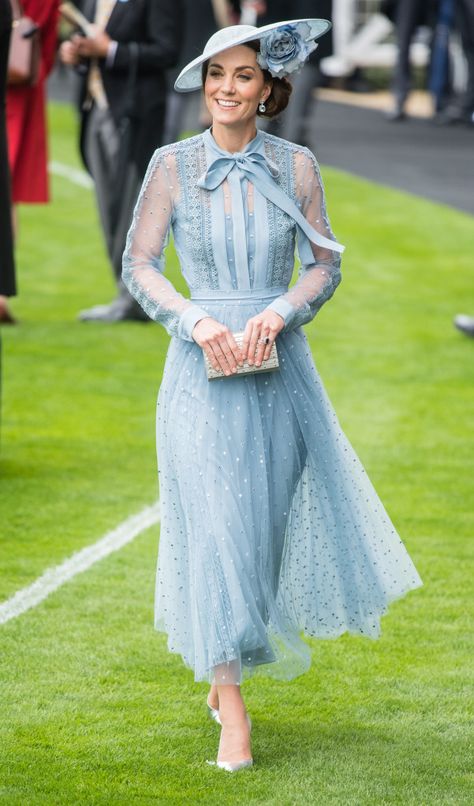 Kate Middleton no Royal Ascot Vestidos Kate Middleton, Modest Beauty, Style Kate Middleton, Ascot Dresses, Düşes Kate, Chic Embroidery, Embroidery Unique, Looks Kate Middleton, Dress Queen