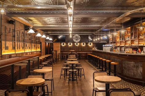 Diseño de estilo industrial del bar cervecería L'Engrenage. Brewery Bar Design, Industrial Bar Design, Modern Brewery, Brewery Bar, Homemade Beer, Park Restaurant, Industrial Bar, Pub Bar, Bar Grill