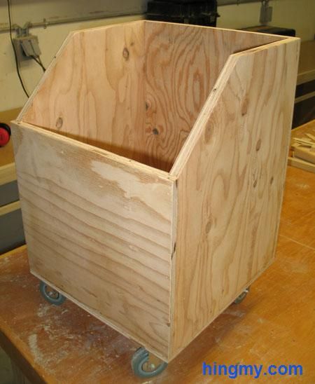 How to build a wood waste bin Wood Storage Ideas, Scrap Wood Storage, Storage Workshop, Wood Bin, Woodworking Quotes, Woodworking Garage, Toy Bin, Lumber Storage, Woodworking Desk