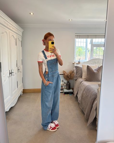 C A I T L I N H E A T H 👽🦋🪩 | Casual denim looks 🧿 | Instagram How To Style Denim Overalls, Outfit Inspo Overalls, Thrifting Clothes Ideas, Cute Overalls Outfits, Jeans Overall Outfit, Denim Overall Dress Outfit, Baggy Overalls Outfit, Outfits With Overalls, Overall Outfit Ideas