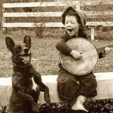 History Defined on Twitter: "A young boy playing the banjo with his dog, 1920.… " Juliane Koepcke, Danny Zuko, Woodstock 1969, Gordon Parks, Babe Ruth, Boys Playing, Photo Vintage, Morning Pictures, Photo Instagram