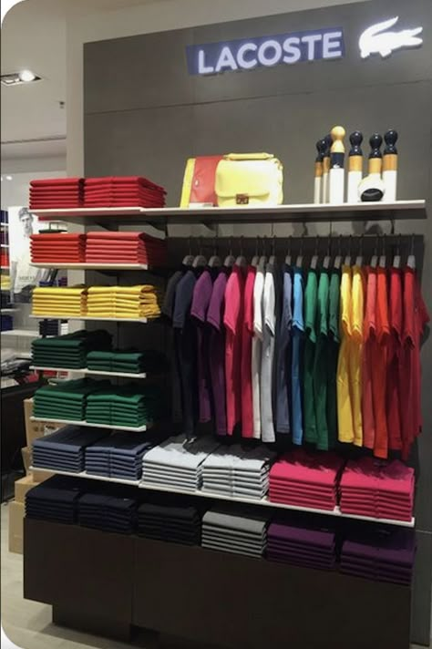 Display Tshirts Ideas Visual Merchandising, Store Vm Display Ideas, T Shirt Hanging Display, Visual Display Ideas, Tshirt Store Interior Design, Display Ideas For Clothes, Tshirt Hanging Ideas, Tshirt Store Display Ideas, Merchandise Store Design