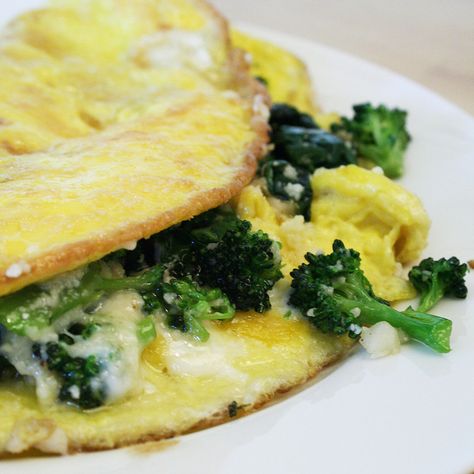 Two large eggs: 0.4 grams Five cherry tomatoes: 2.2 grams 1/2 cup broccoli florets: 1.1 grams One cup spinach: 0.1 grams Three small mushrooms: 0.5 grams One ounce shredded monterey jack cheese: 0 grams  Total: 4.3 grams of sugar Source: Flickr user ccharmon Hflc Recipes, Low Sugar Breakfast, Healthy Omelette, Veggie Omelet, Veggie Omelette, Omelette Recipe, Low Carb Breakfast Recipes, Low Carb Breakfast, Low Cal