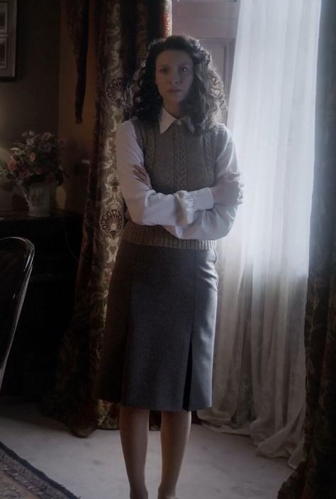 Claire Beauchamp Randall played by Caitriona Balfe in Season 2 Episode 1 of Outlander 1940’s Outfits, Claire Fraser Costume, Outlander Jamie And Claire, Claire Beauchamp, Terry Dresbach, Through A Glass Darkly, Outlander Costumes, Life Of Adventure, 1940s Outfits