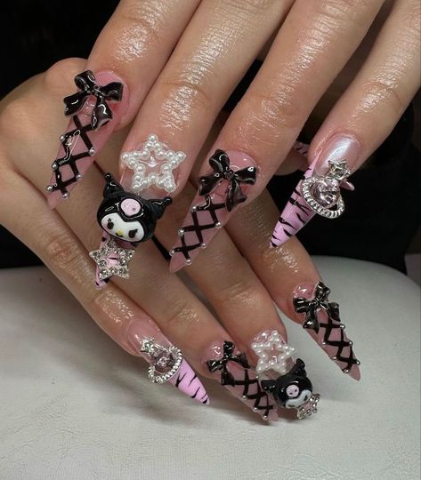 Lace Design On Nails, Grunge Pink Nails, Kuromi Christmas Nails, Goth Kawaii Nails, Lace Up Nails, Kuromi Quinceañera, Pink Kuromi Nails, Y2k Bling Nails, Pink Y2k Nails Acrylic