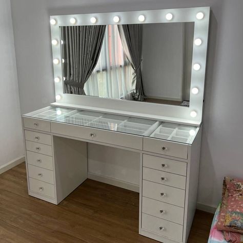 Vanity And Mirror Ideas, Stuff To Put On Your Vanity, Vanity /desk, Vanity Ideas Bedroom Aesthetic, Cute White Vanity, Big Vanity, Impressions Vanity Slaystation, Home Vanity, Vanity Set Up