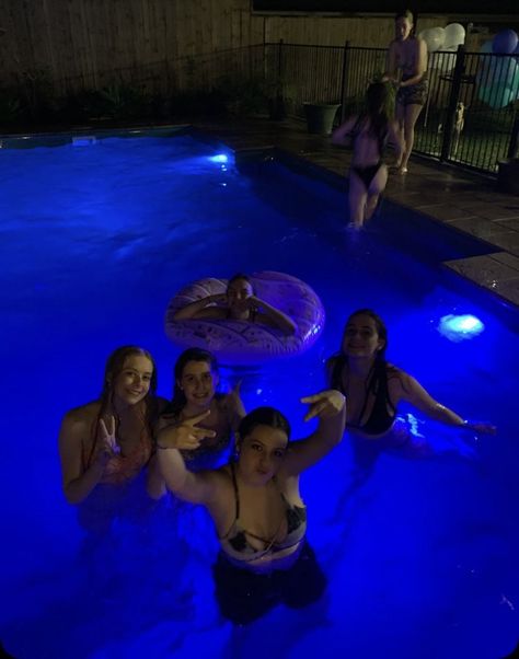 summer activitiesnight swimnight aestheticfriendspoolsummer Preppy Summer Activities, Swimming Pool With Friends, Night Swimming With Friends, Pool With Friends Aesthetic, Late Night Swim Aesthetic, Night Swimming Aesthetic Pool, Night Pool Party Aesthetic, Outdoor Party Aesthetic, Night Swim Aesthetic