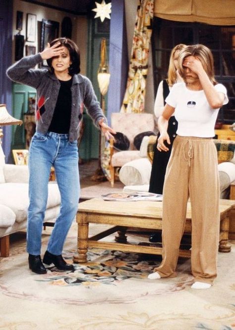 8 Outfits From Friends That You Can Totally Reenact - Society19 UK Estilo Rachel Green, Rachel Green Outfits, 90’s Outfits, 90s Inspired Outfits, Monica Geller, Tv Show Outfits, Look Retro, Outfit 90s, 90s Fashion Outfits