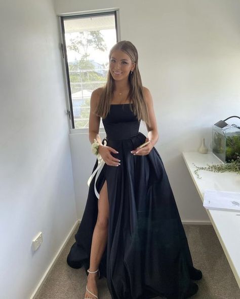 Beautiful Black Prom Dresses, Black Grad Dress Long, Strapless Grad Dresses, Sleek Prom Dress Classy, Black Prom Dresses Simple, Prom Dress Colors For Brunettes, Structured Prom Dress, Grad Dresses 2023, Prom Dresses Sweetheart Neckline