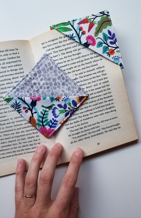 How To Make Quick & Easy Fabric Book Marks - Fabric Book Marks, Syprosjekter For Nybegynnere, Tips Menjahit, Penanda Buku, Summer Mantle, Scrap Fabric Projects, Sewing Machine Projects, Beginner Sewing Projects, Beginner Sewing Projects Easy