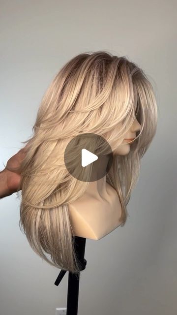 Feathered Haircut, Volume Haircut, Volume Mousse, Feathered Hair Cut, Blonde Layered Hair, Outfit Botas, Butterfly Haircut, Layered Haircuts With Bangs, Diy Haircut