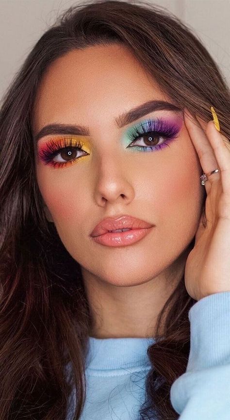 Blue Color Pop Eye Makeup, Colorful Party Makeup, Fiesta Makeup Looks, Colour Eyeshadow Looks, Eyeshadow Looks Bold, Holi Inspired Makeup, Makeup Looks Colourful, Fair Make Up Ideas, Vivid Eyeshadow Looks