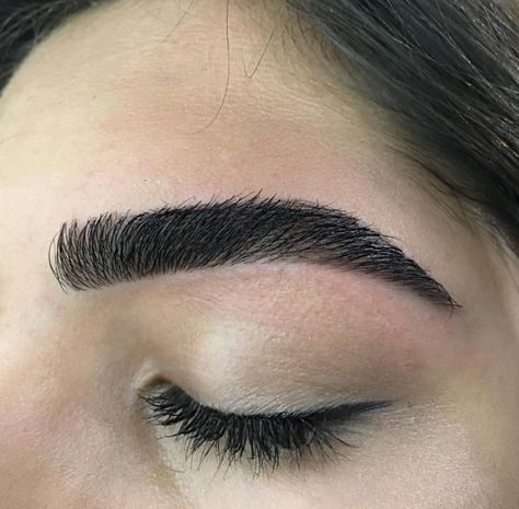 Perfect black Natural Brow Hair Pin: @amerishabeauty Thick Eyebrow Shapes, Eyebrows Goals, Eyebrow Makeup Products, Perfect Eyebrow Shape, Dark Eyebrows, Black Brows, Black Eyebrows, Tweezing Eyebrows, Thick Brows